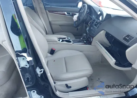 2010 Mercedes-Benz C 300 Luxury/Sport z USA, uszkodzony, nr VIN WDDGF5EB9AR102405